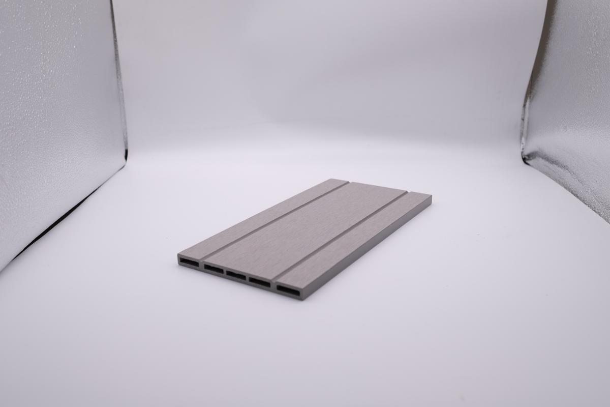 Traditioneller Zaun aus Alu-Lamellen hohl 143×13, massiv 67×15 96×11 112×9,5 für die Außendekoration. Empfohlenes Bild